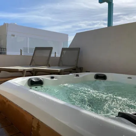 Amazing 4-bedroom Town House With Jacuzzi Hébergement de vacances Sliema