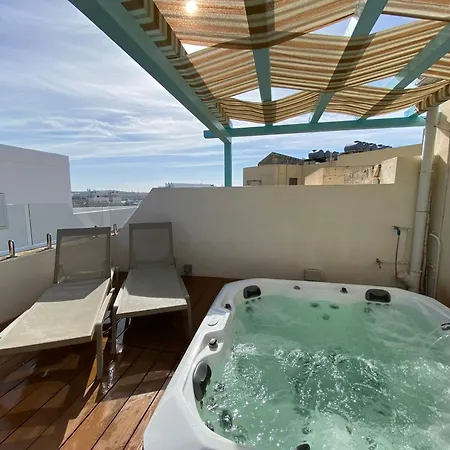 Hébergement de vacances Amazing 4-bedroom Town House With Jacuzzi Sliema