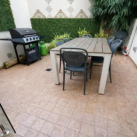 Amazing 4-bedroom Town House With Jacuzzi Prázdninový dům Sliema