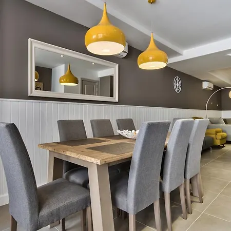 Amazing 4-bedroom Town House With Jacuzzi בית נופש סליאמה