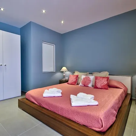 Amazing 4-bedroom Town House With Jacuzzi Sliema
