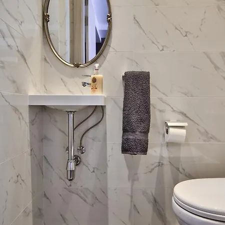 Feriehus Amazing 4-bedroom Town House With Jacuzzi