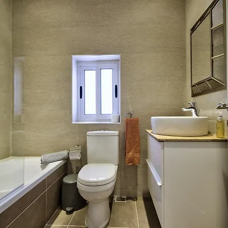 Amazing 4-bedroom Town House With Jacuzzi Prázdninový dům Sliema