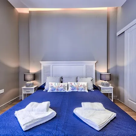 Amazing 4-bedroom Town House With Jacuzzi * Sliema