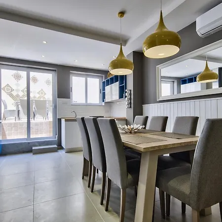 Amazing 4-bedroom Town House With Jacuzzi * Sliema