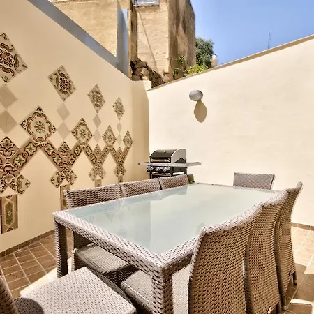 בית נופש Amazing 4-bedroom Town House With Jacuzzi