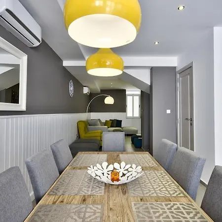 Feriehus Amazing 4-bedroom Town House With Jacuzzi