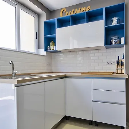 Casa de Férias Amazing 4-bedroom Town House With Jacuzzi Sliema