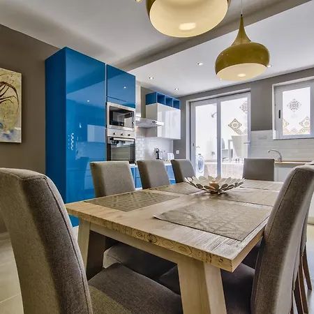 Amazing 4-bedroom Town House With Jacuzzi Sliema