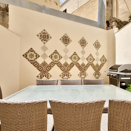 Hébergement de vacances Amazing 4-bedroom Town House With Jacuzzi