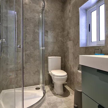 Prázdninový dům Amazing 4-bedroom Town House With Jacuzzi Sliema