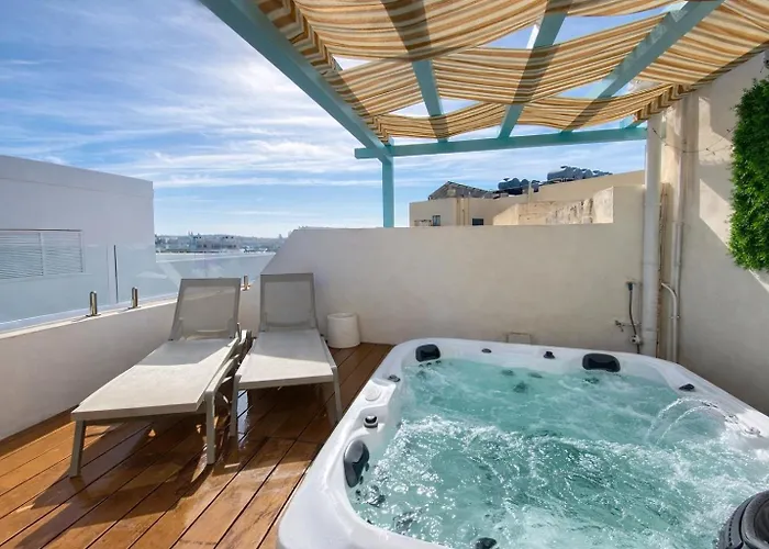 Amazing 4-bedroom Town House With Jacuzzi *