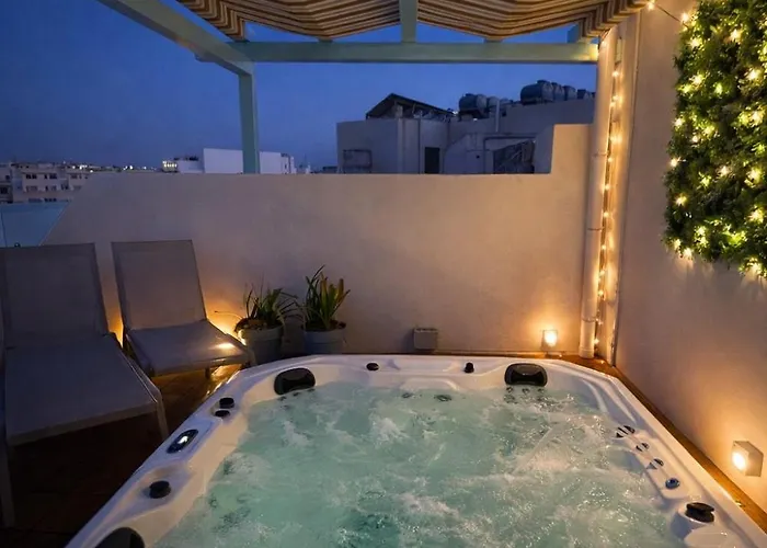 Dom wakacyjny Amazing 4-bedroom Town House With Jacuzzi Sliema