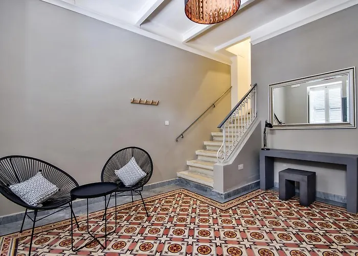 Amazing 4-bedroom Town House With Jacuzzi * Sliema