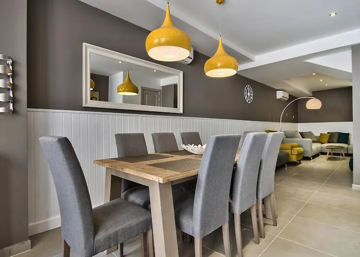 Amazing 4-bedroom Town House With Jacuzzi Dom wakacyjny Sliema