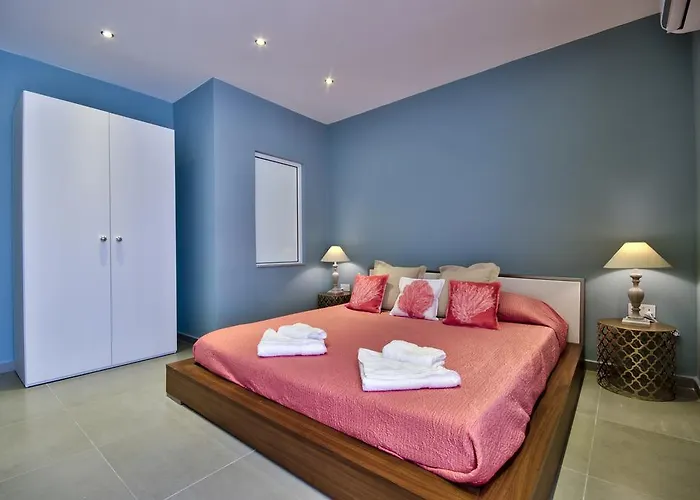 Amazing 4-bedroom Town House With Jacuzzi Sliema