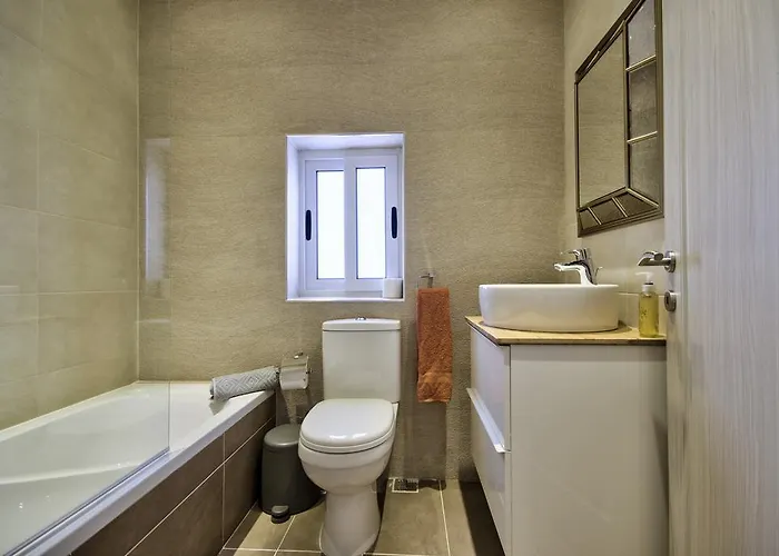Amazing 4-bedroom Town House With Jacuzzi Dom wakacyjny Sliema