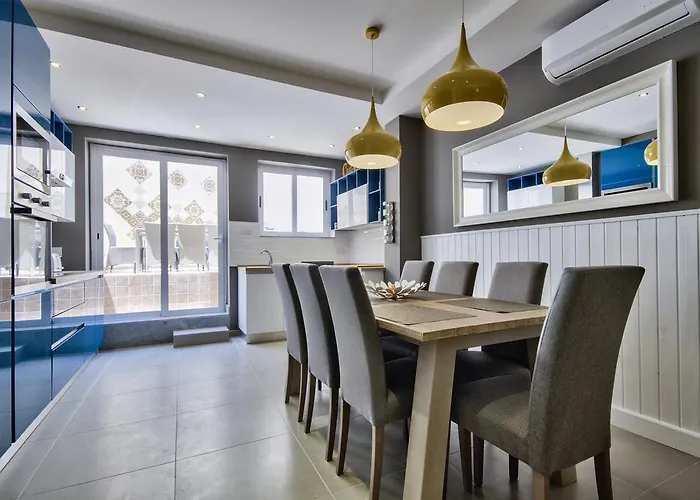 Amazing 4-bedroom Town House With Jacuzzi * Sliema