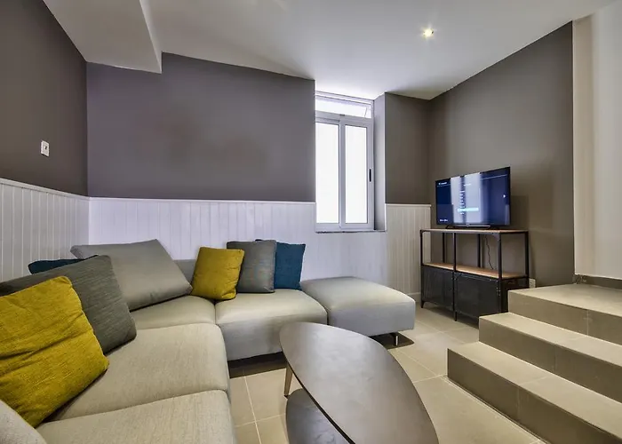 Amazing 4-bedroom Town House With Jacuzzi *