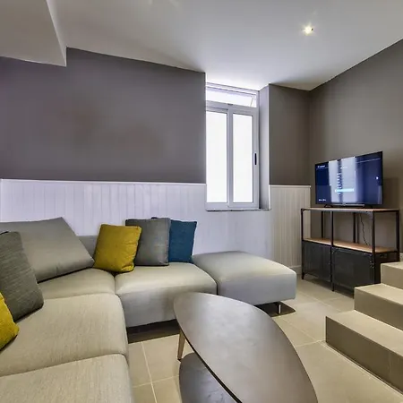 Amazing 4-bedroom Town House With Jacuzzi *