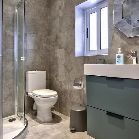 Elegant 4br House With Rooftop Jacuzzi Casa de Férias